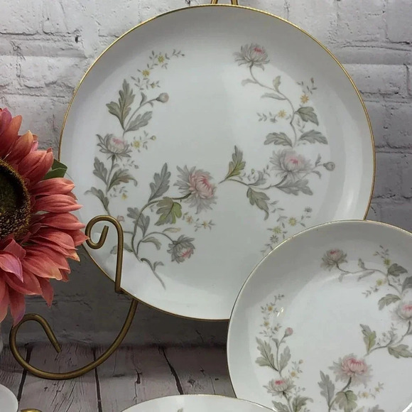 Royal M by yamato fine china set KIKU - Picture 2 of 9